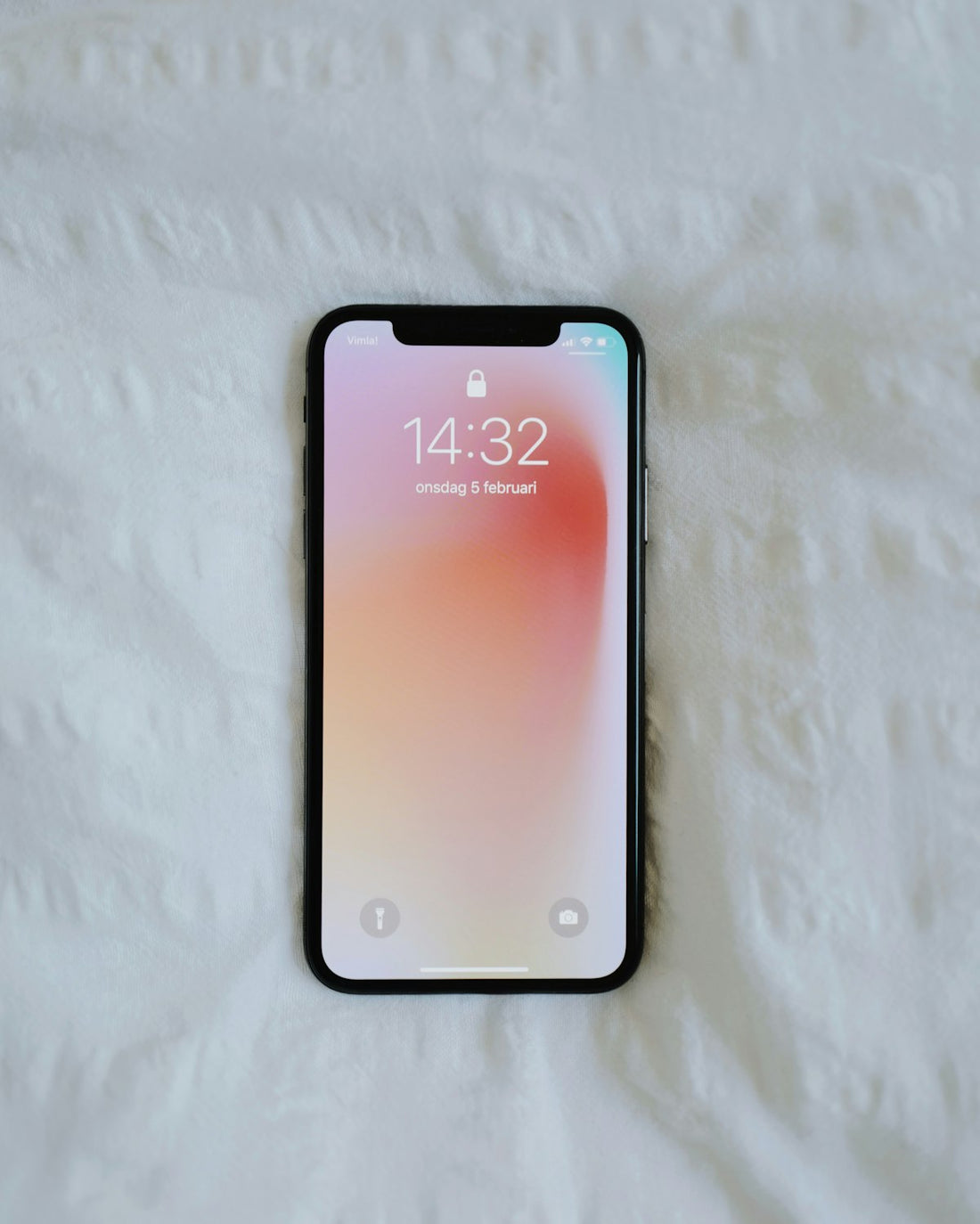 iPhone sobre fundo branco