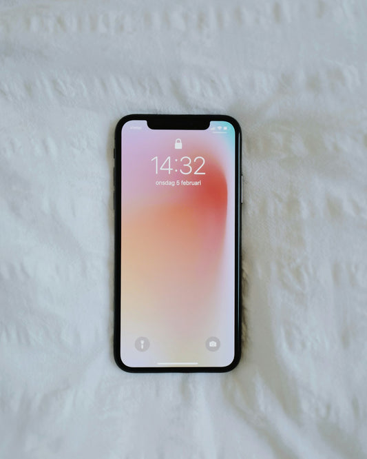 iPhone sobre fundo branco