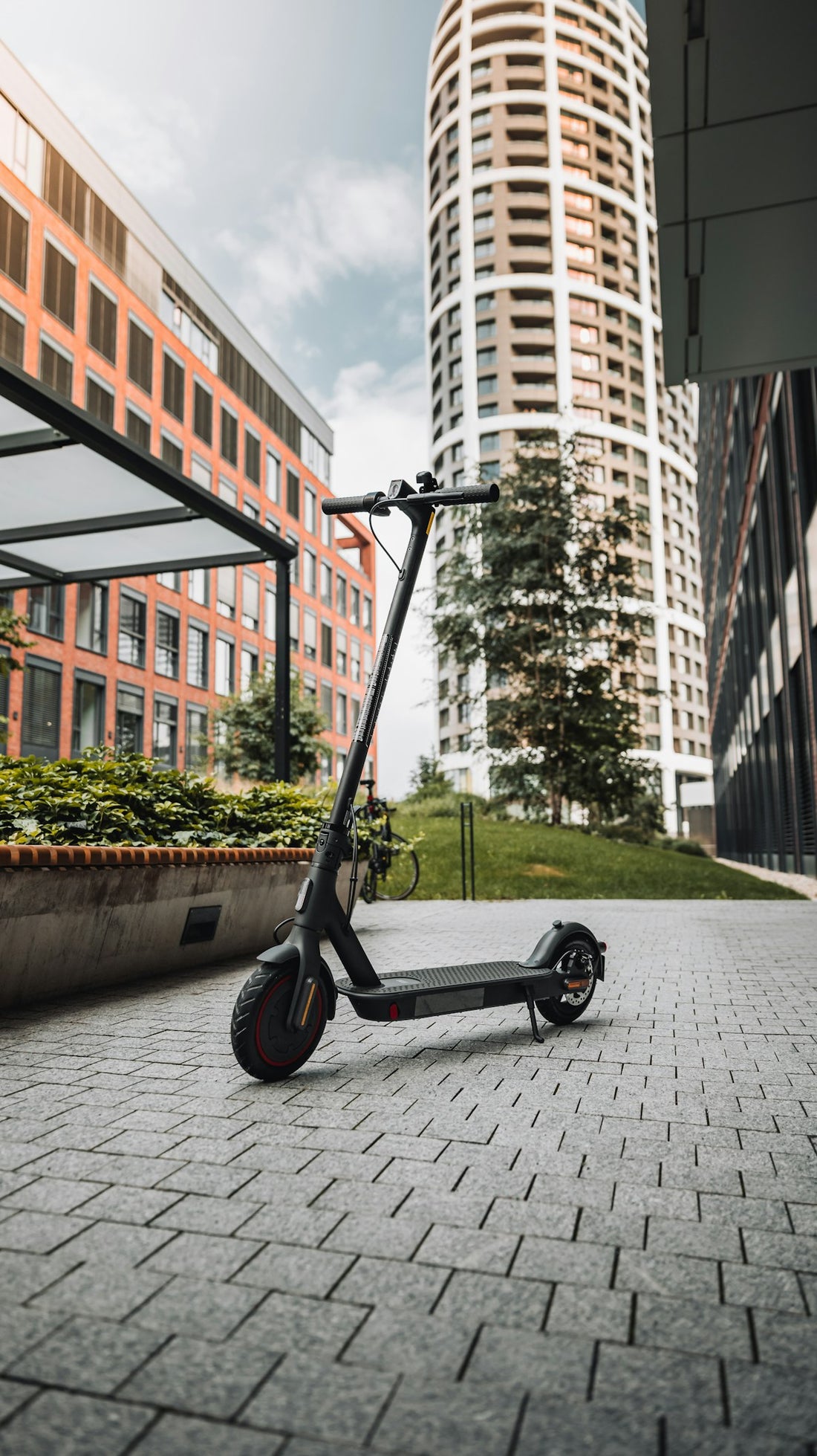 Patinete elétrico estilo Xiaomi Mi Scooter em ambiente urbano