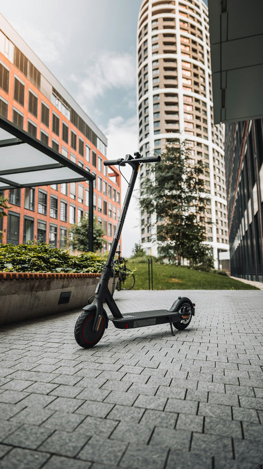 Patinete elétrico estilo Xiaomi Mi Scooter em ambiente urbano