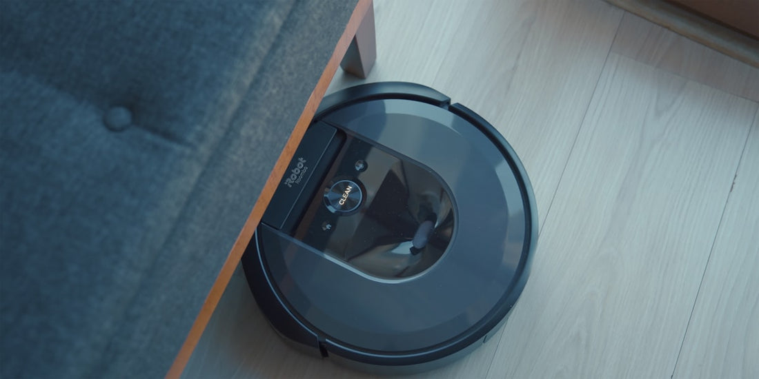 Robô aspirador limpando piso