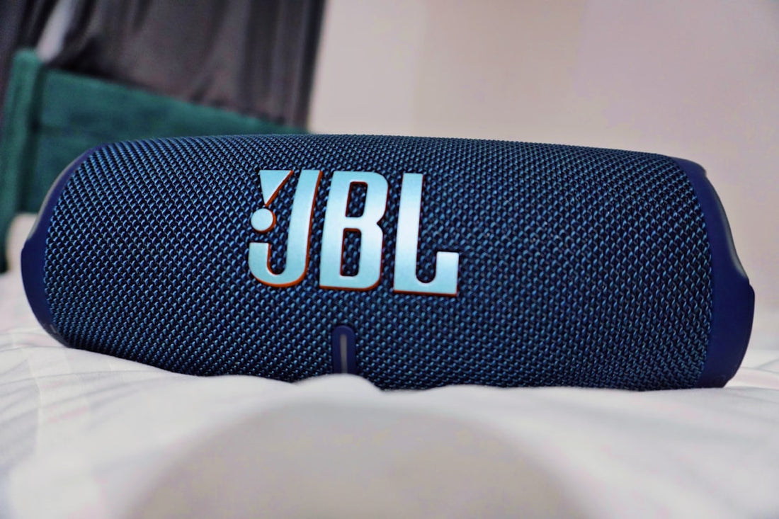 Caixa de som JBL portátil azul